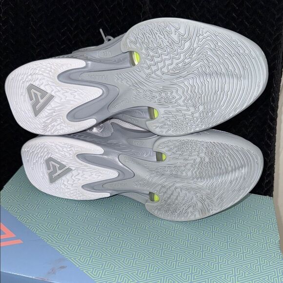 Nike Silver and White Men\'s Athletic Shoes main image 8